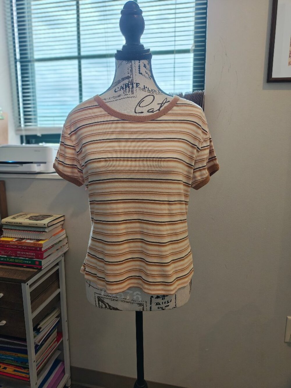 Arizona Jean Co. Striped Classic Fit Tee — Juniors Large, Neutral Short Sleeve
